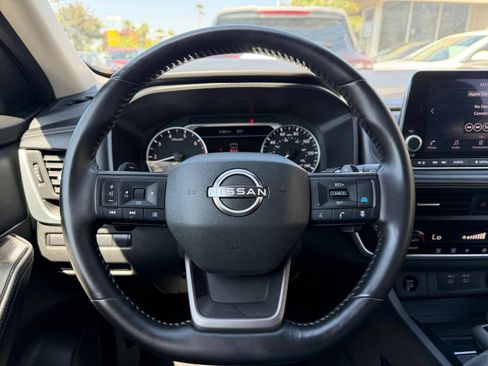 Used 2025 Nissan Rogue SV FWD image 30