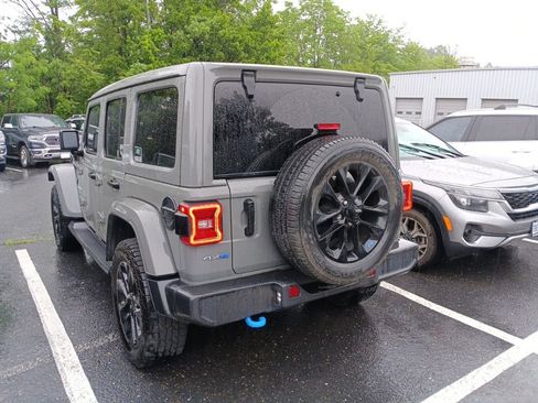 Used 2022 Jeep Wrangler Unlimited Sahara AWD/4WD image 3