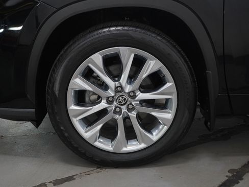 Used 2024 Toyota Highlander Limited AWD/4WD image 31