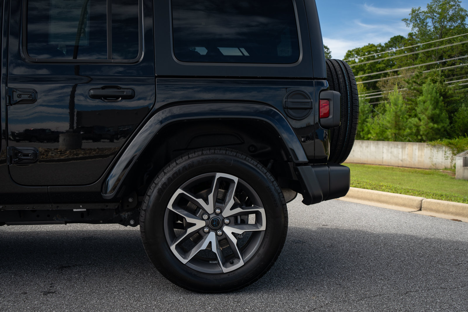 Used 2024 Jeep Wrangler Unlimited w/ Convenience Group AWD/4WD image 6