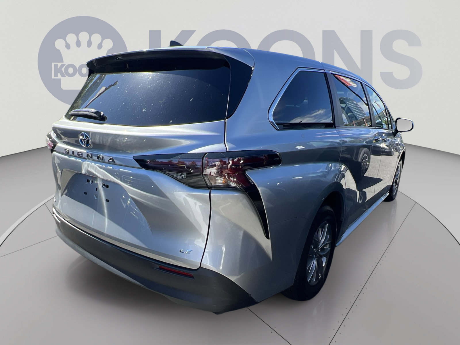 Used 2025 Toyota Sienna LE FWD image 4