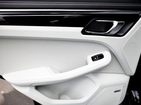 Certified 2026 Porsche Macan AWD/4WD image 27