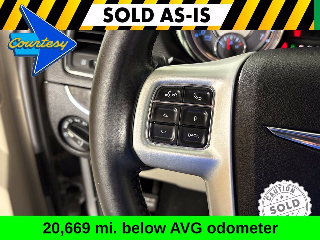 Used 2014 Chrysler Town & Country Touring FWD image 17