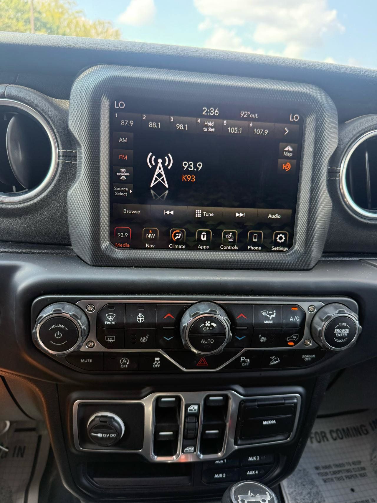 Used 2018 Jeep Wrangler Unlimited Sahara AWD/4WD image 19