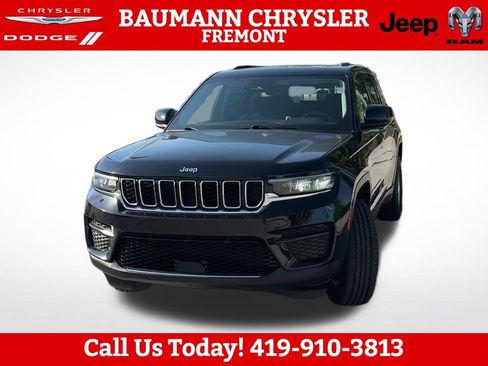 Used 2023 Jeep Grand Cherokee Laredo w/ Luxury Tech Group I AWD/4WD image 2
