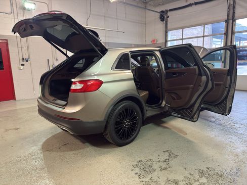 Used 2016 Lincoln MKX Reserve w/ Climate Package AWD/4WD image 12