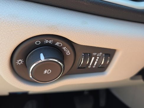 Used 2024 Chrysler Pacifica Touring-L FWD image 18