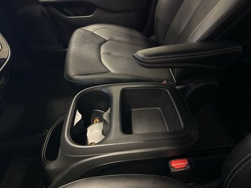 Used 2025 Chrysler Pacifica Select image 31