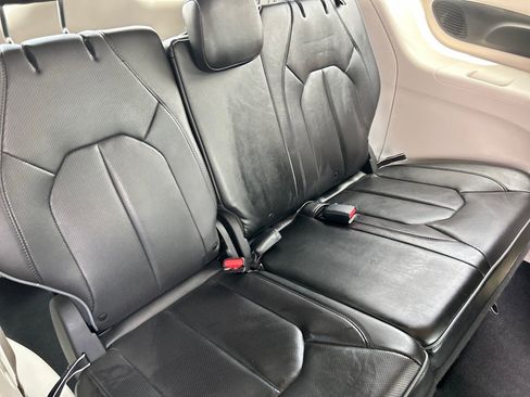 Used 2020 Chrysler Pacifica Limited image 23