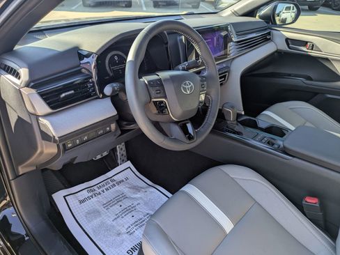 Used 2025 Toyota Camry SE image 9