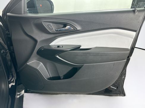 Used 2025 Chevrolet Trax LT FWD image 29