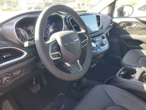 New 2026 Chrysler Pacifica Select image 11