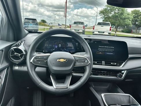 Used 2026 Chevrolet Equinox LT FWD image 11