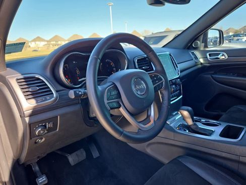 Used 2019 Jeep Grand Cherokee Altitude image 2