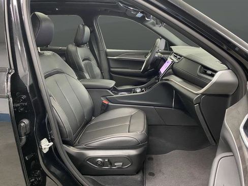 New 2025 Jeep Grand Cherokee Limited w/ Luxury Tech Group II image 34