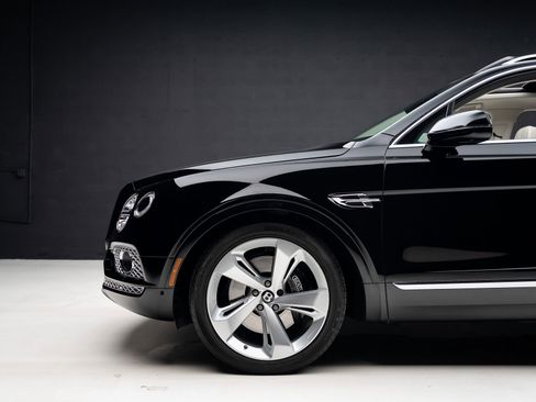 Used 2018 Bentley Bentayga AWD/4WD image 18