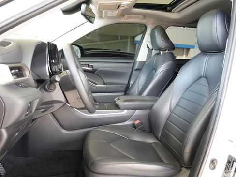 Used 2023 Toyota Highlander XLE FWD image 17