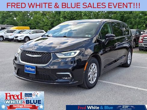 Used 2024 Chrysler Pacifica Touring-L FWD image 4