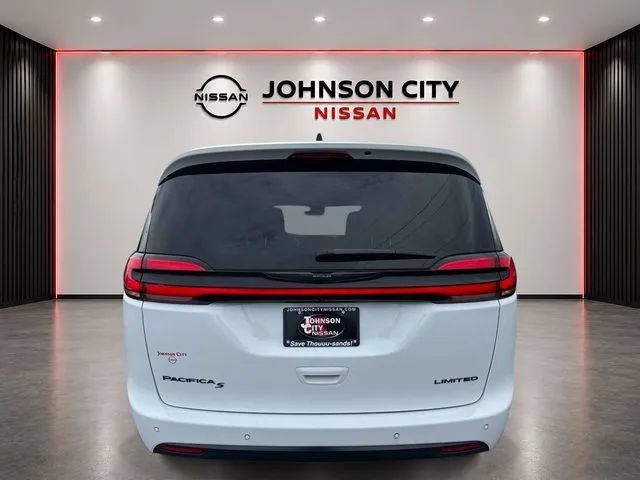 Used 2025 Chrysler Pacifica Limited FWD image 5