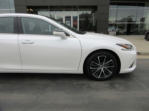 Used 2025 Lexus ES 350 w/ Premium Package image 12