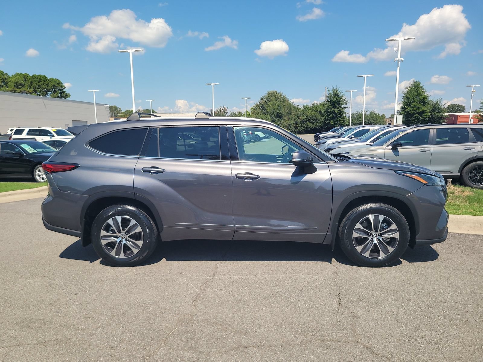 Used 2022 Toyota Highlander XLE AWD/4WD image 2