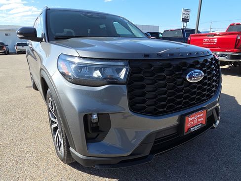 Used 2025 Ford Explorer ST-Line image 11