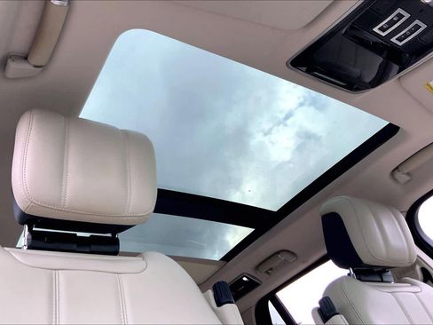 Used 2019 Land Rover Range Rover HSE image 13
