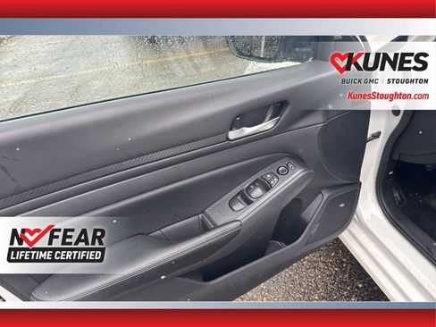 Used 2025 Nissan Altima 2.5 SV FWD image 14