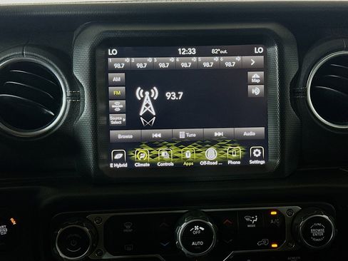 Used 2023 Jeep Wrangler Unlimited Sahara AWD/4WD image 19