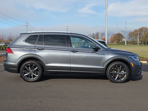 Used 2022 Volkswagen Tiguan SE image 2
