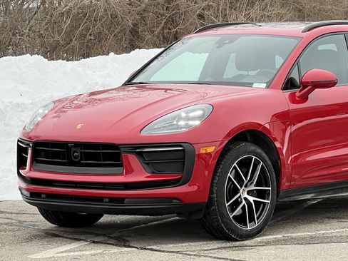 Certified 2025 Porsche Macan image 12