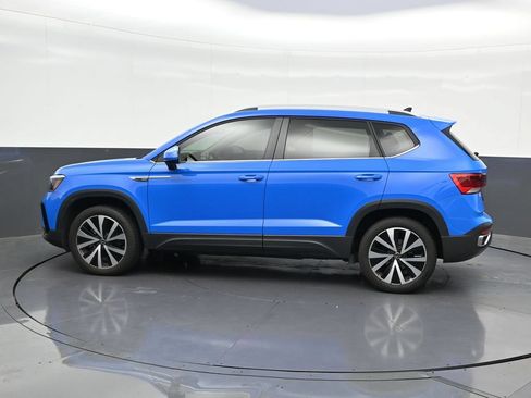 Used 2022 Volkswagen Taos SE FWD image 2