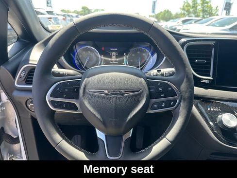 Used 2025 Chrysler Pacifica Select FWD image 17