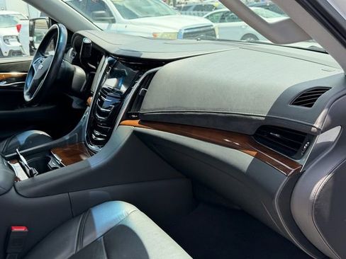 Used 2019 Cadillac Escalade Luxury RWD image 19