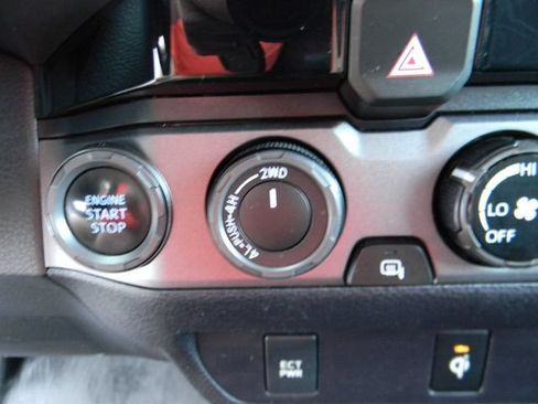 Used 2017 Toyota Tacoma TRD Sport w/ Tow Package (A/T) AWD/4WD image 15