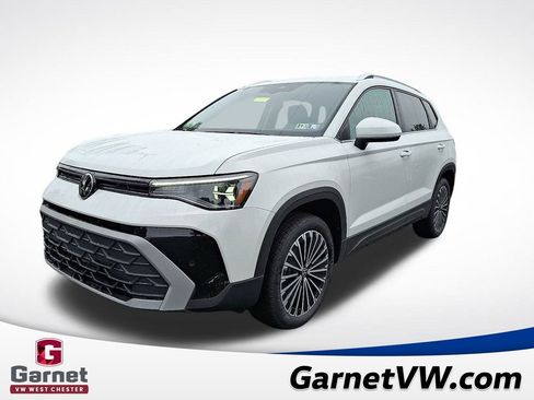 New 2025 Volkswagen Taos SE image 2