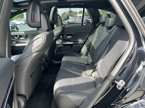 Used 2025 Mercedes-Benz GLC 300 4MATIC image 32
