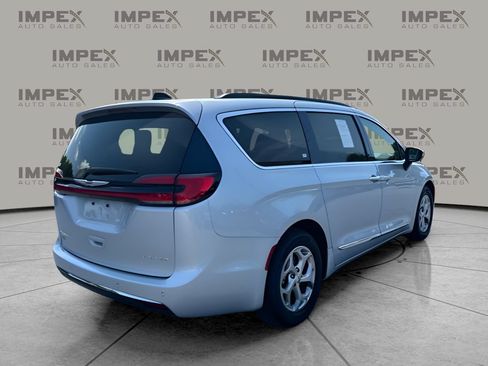 Used 2023 Chrysler Pacifica Limited FWD image 3