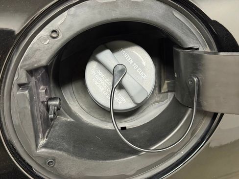 Used 2017 Jeep Cherokee Latitude w/ Cold Weather Group image 16