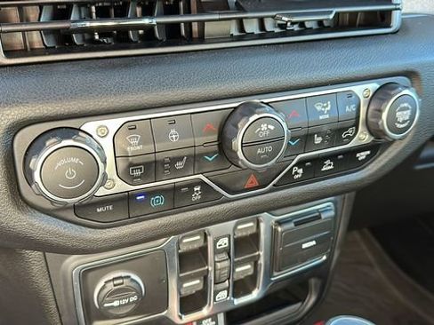 Used 2024 Jeep Wrangler Unlimited image 18