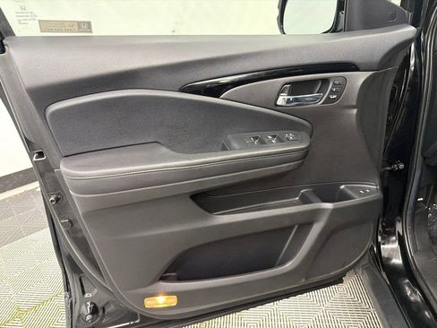 Used 2022 Honda Pilot Touring image 11