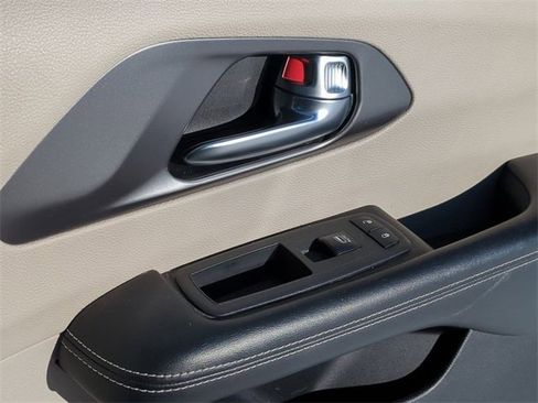 Used 2022 Chrysler Pacifica Touring-L image 27