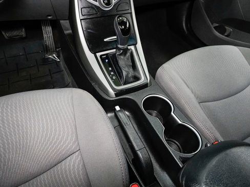 Used 2014 Hyundai Elantra SE image 18
