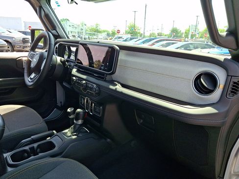Used 2024 Jeep Wrangler Unlimited Sahara AWD/4WD image 11