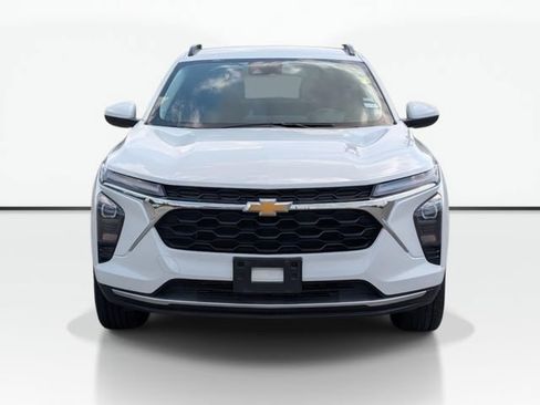 Used 2025 Chevrolet Trax LT FWD image 2