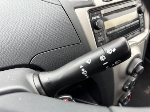 Used 2011 Toyota Yaris 4-Door Hatchback image 26