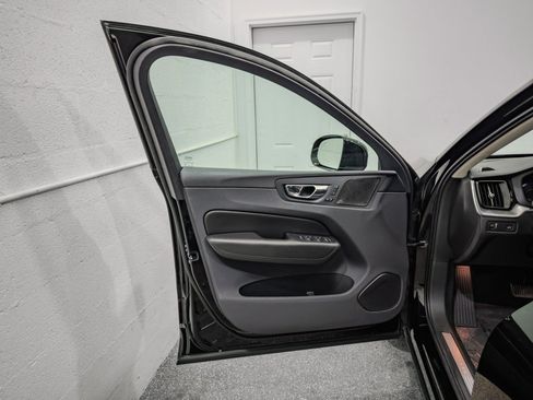 Used 2019 Volvo XC60 T5 Momentum w/ Multimedia Package AWD/4WD image 12