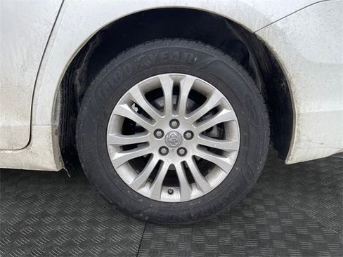 Used 2017 Toyota Sienna XLE image 6