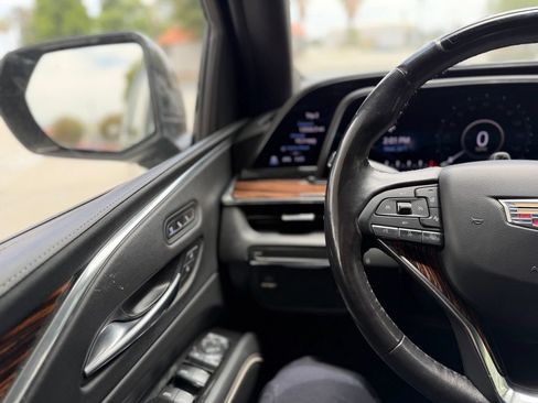Used 2023 Cadillac Escalade Premium Luxury RWD image 7