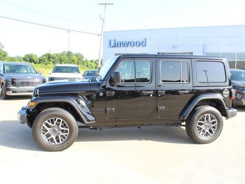 Used 2025 Jeep Wrangler Unlimited Sahara AWD/4WD image 2